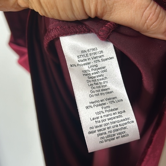 SLNY burgundy velvet side ruched evening dress with shoulder embellishments 14 - Picture 5 of 6
